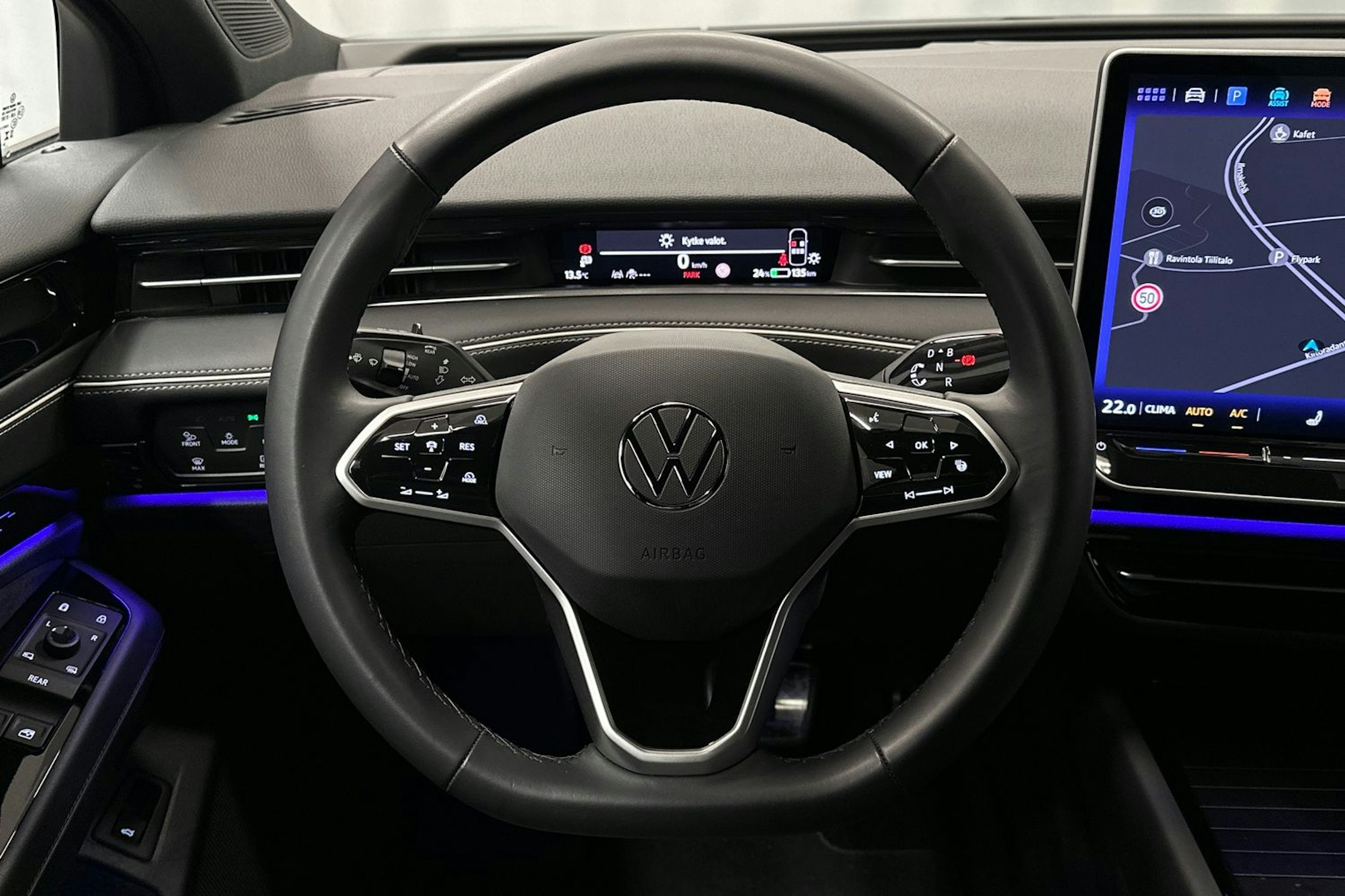 sininen Volkswagen ID.7 2024 kuva 18.