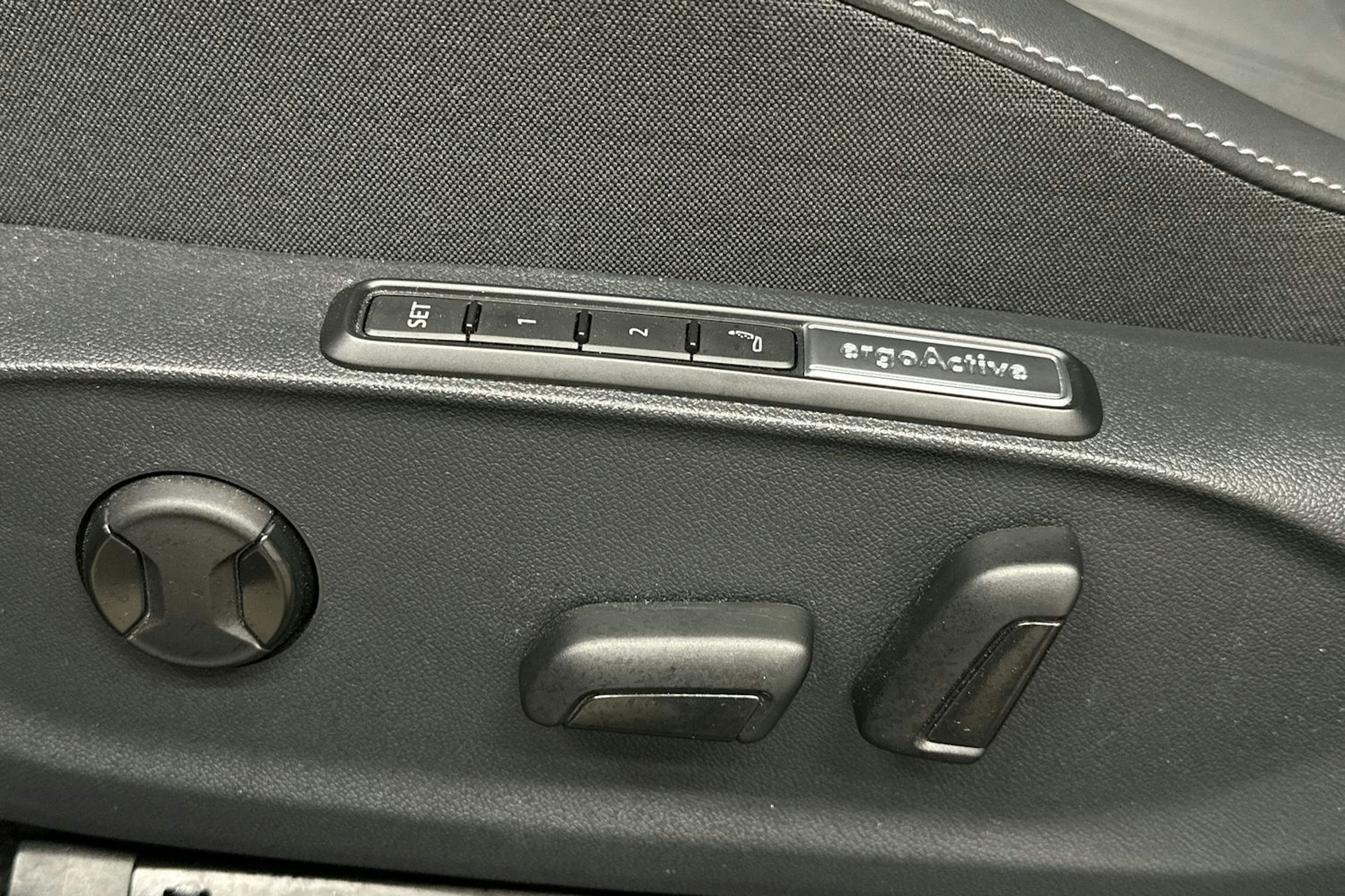 sininen Volkswagen ID.7 2024 kuva 20.