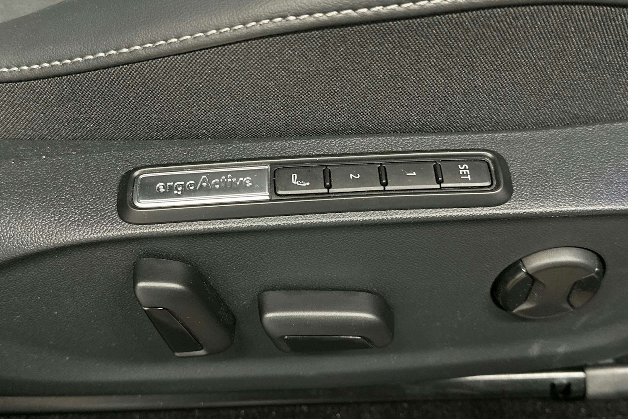 sininen Volkswagen ID.7 2024 kuva 21.