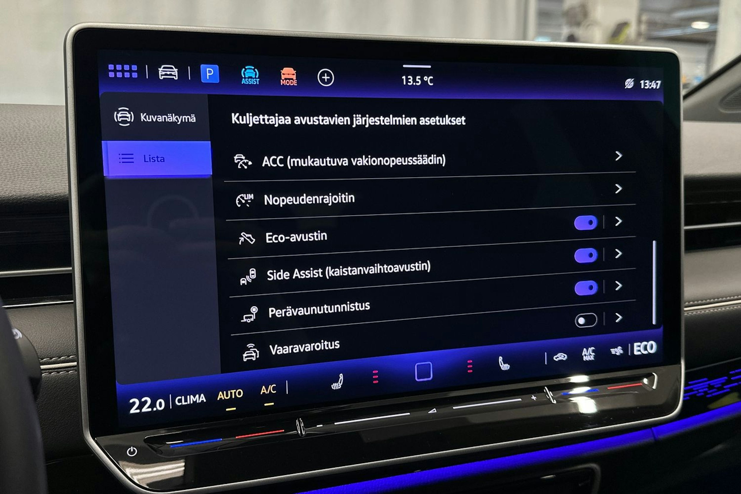 sininen Volkswagen ID.7 2024 kuva 33.