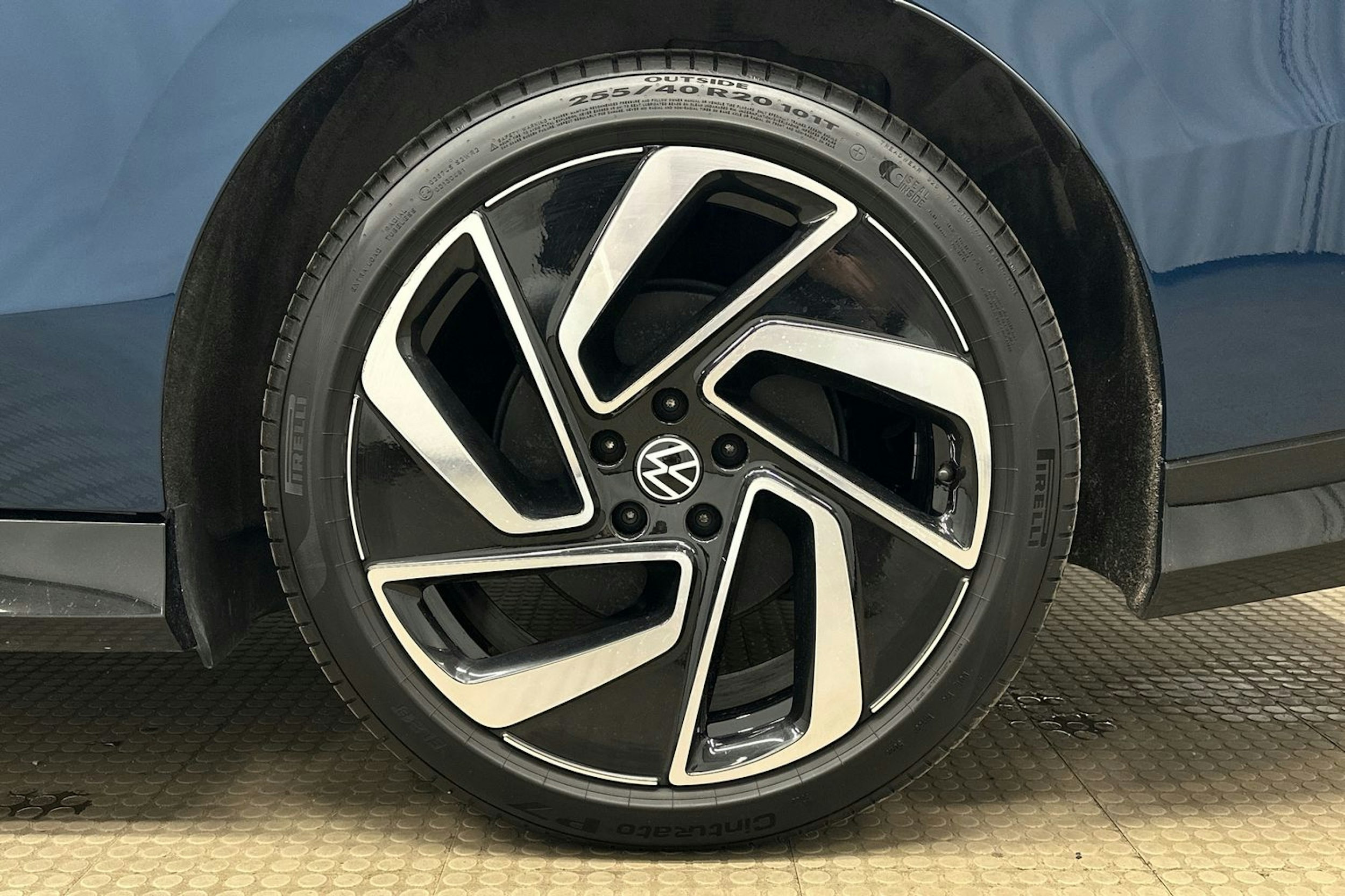 sininen Volkswagen ID.7 2024 kuva 10.
