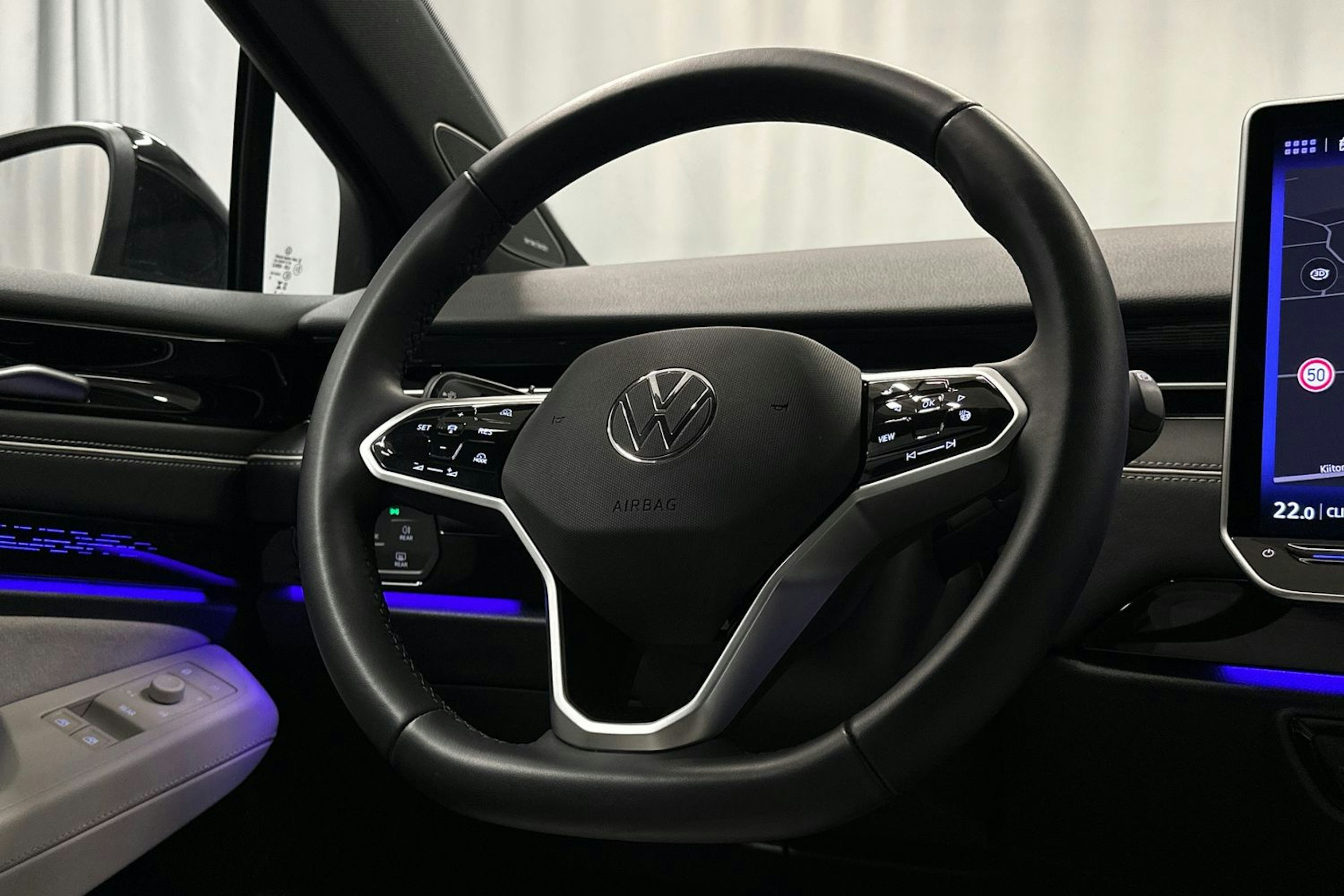 sininen Volkswagen ID.7 2024 kuva 16.