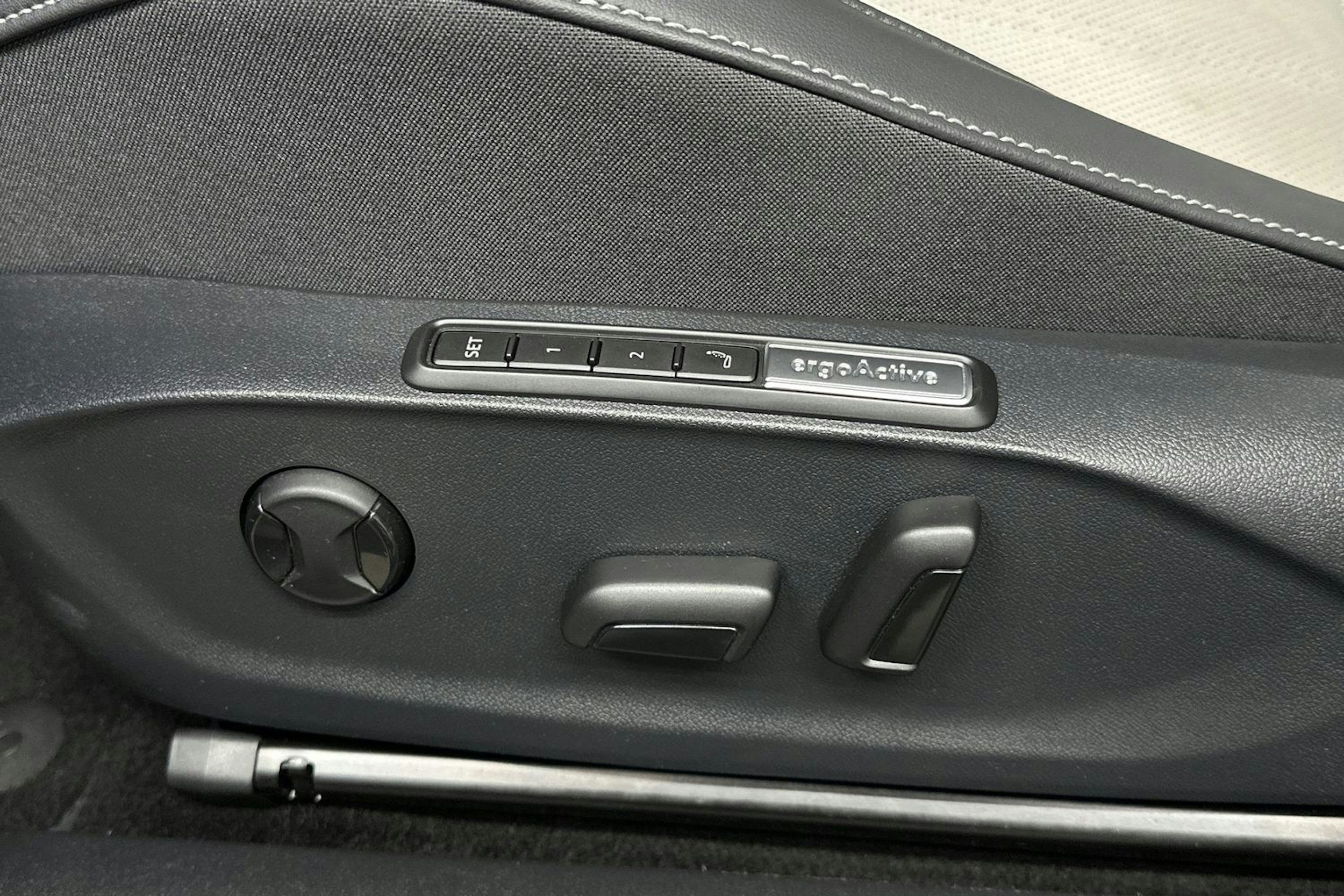 sininen Volkswagen ID.7 2024 kuva 18.