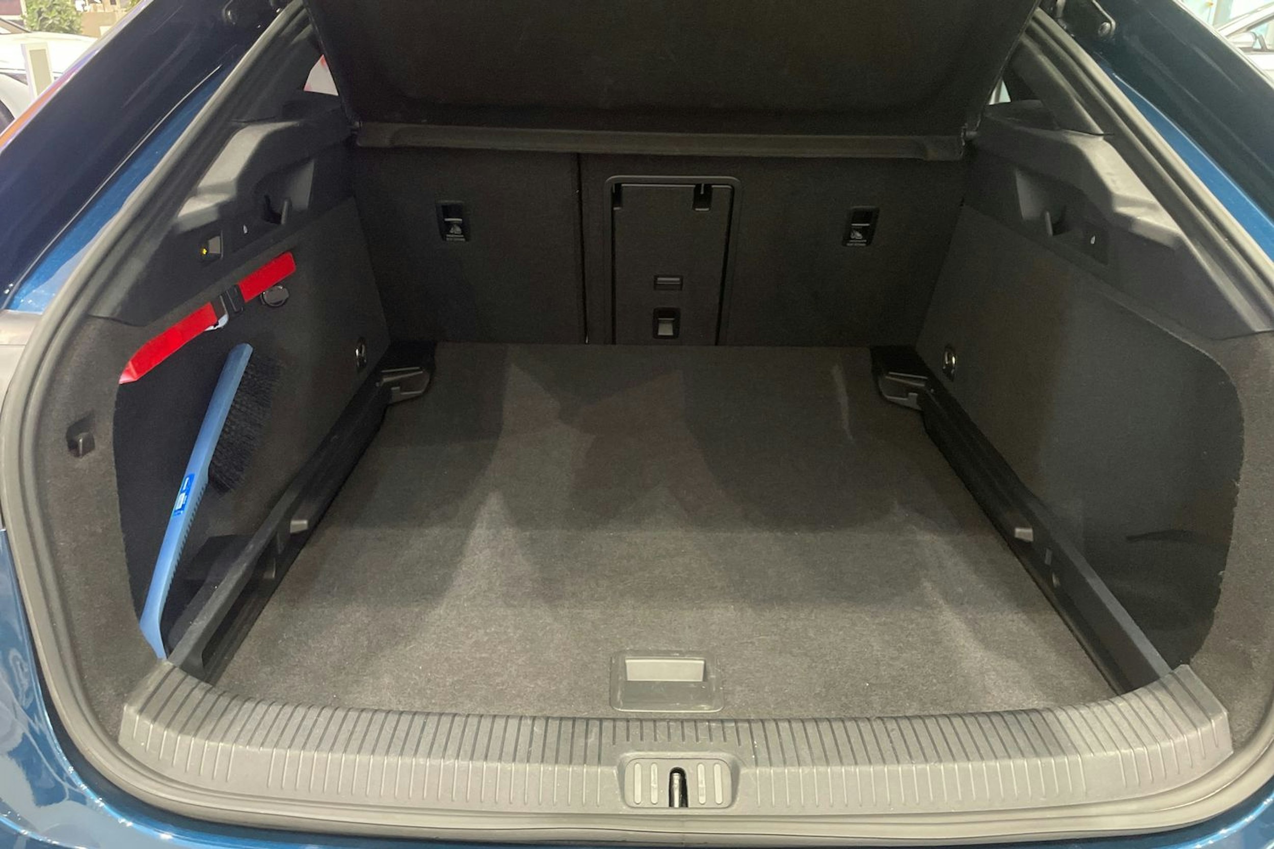 sininen Volkswagen ID.7 2024 kuva 13.