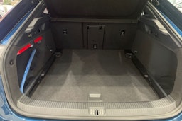 sininen Volkswagen ID.7 2024 kuva 13.