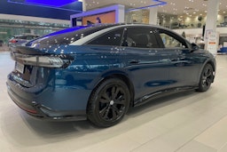 sininen Volkswagen ID.7 2024 kuva 15.