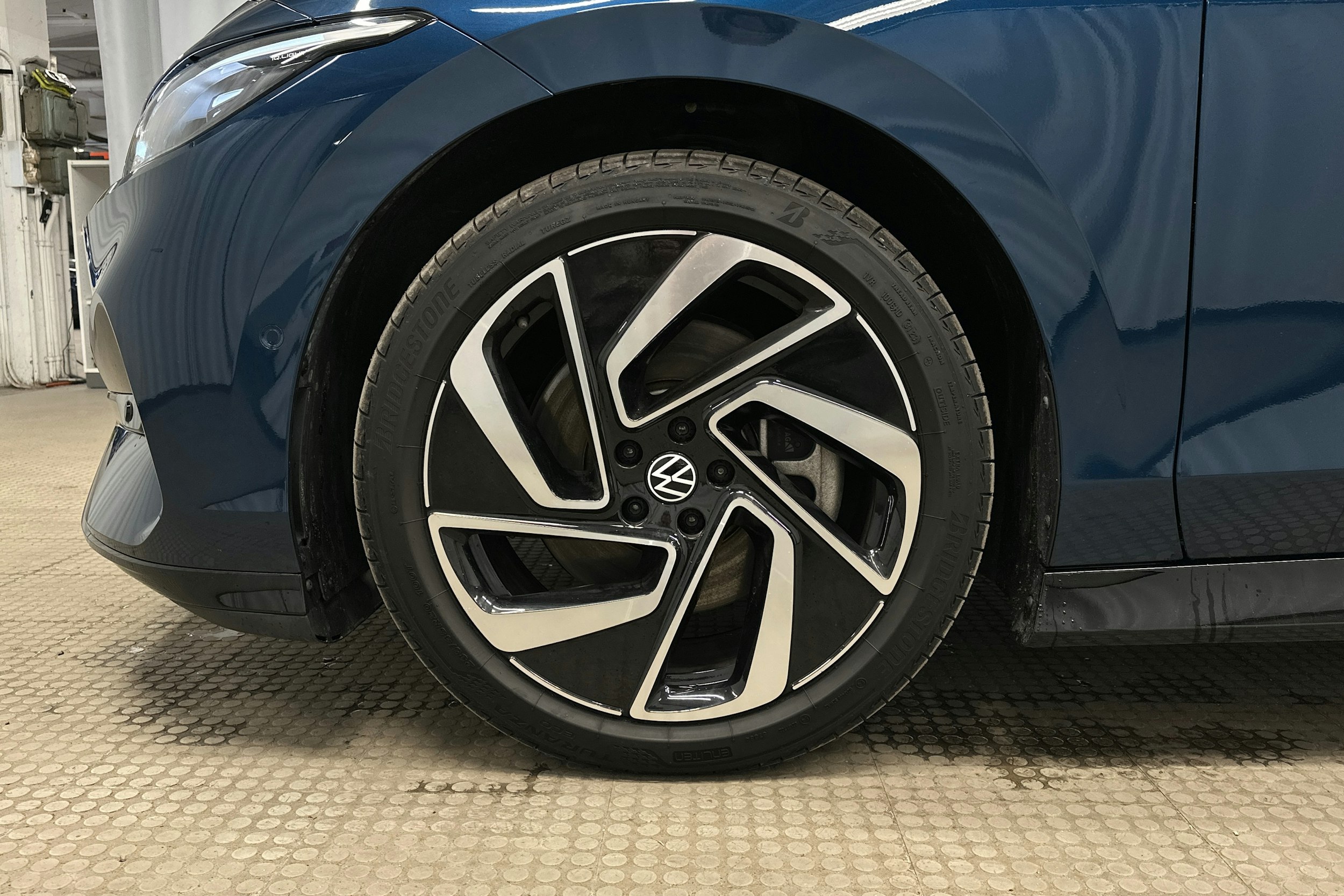 sininen Volkswagen ID.7 2024 kuva 11.