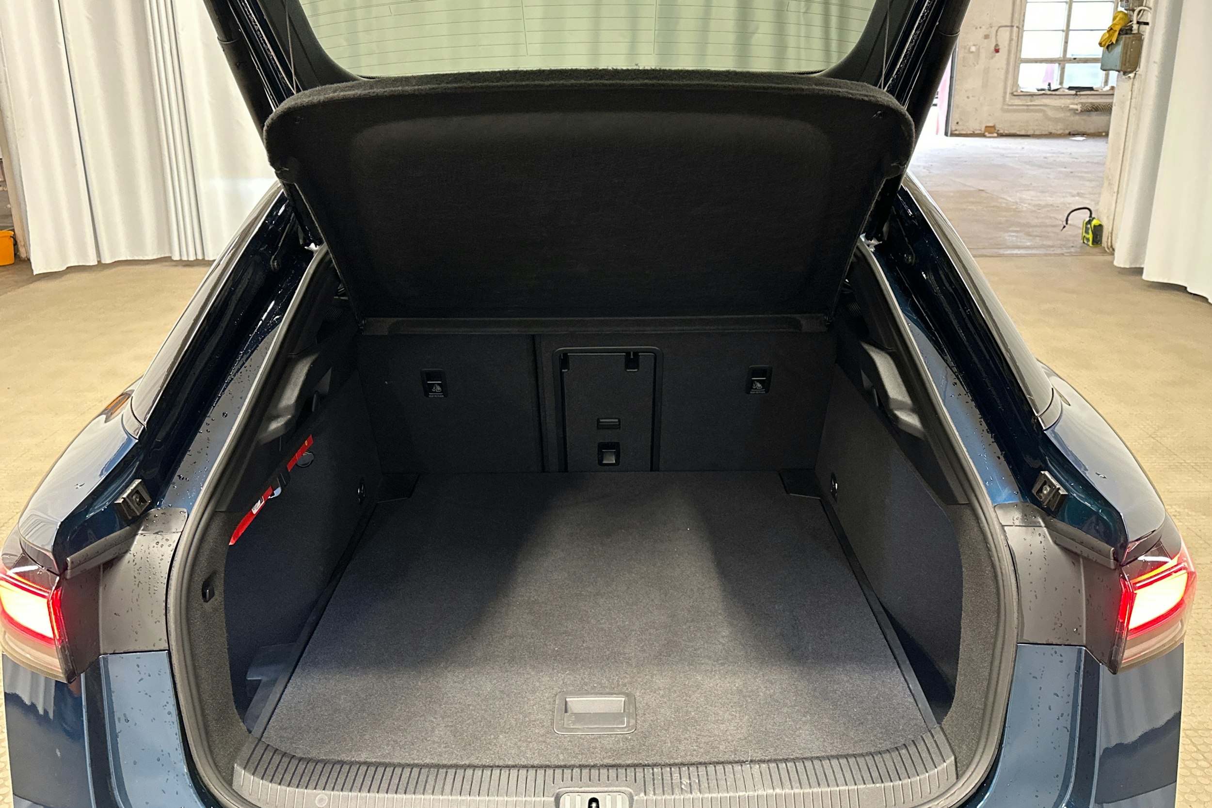 sininen Volkswagen ID.7 2024 kuva 34.