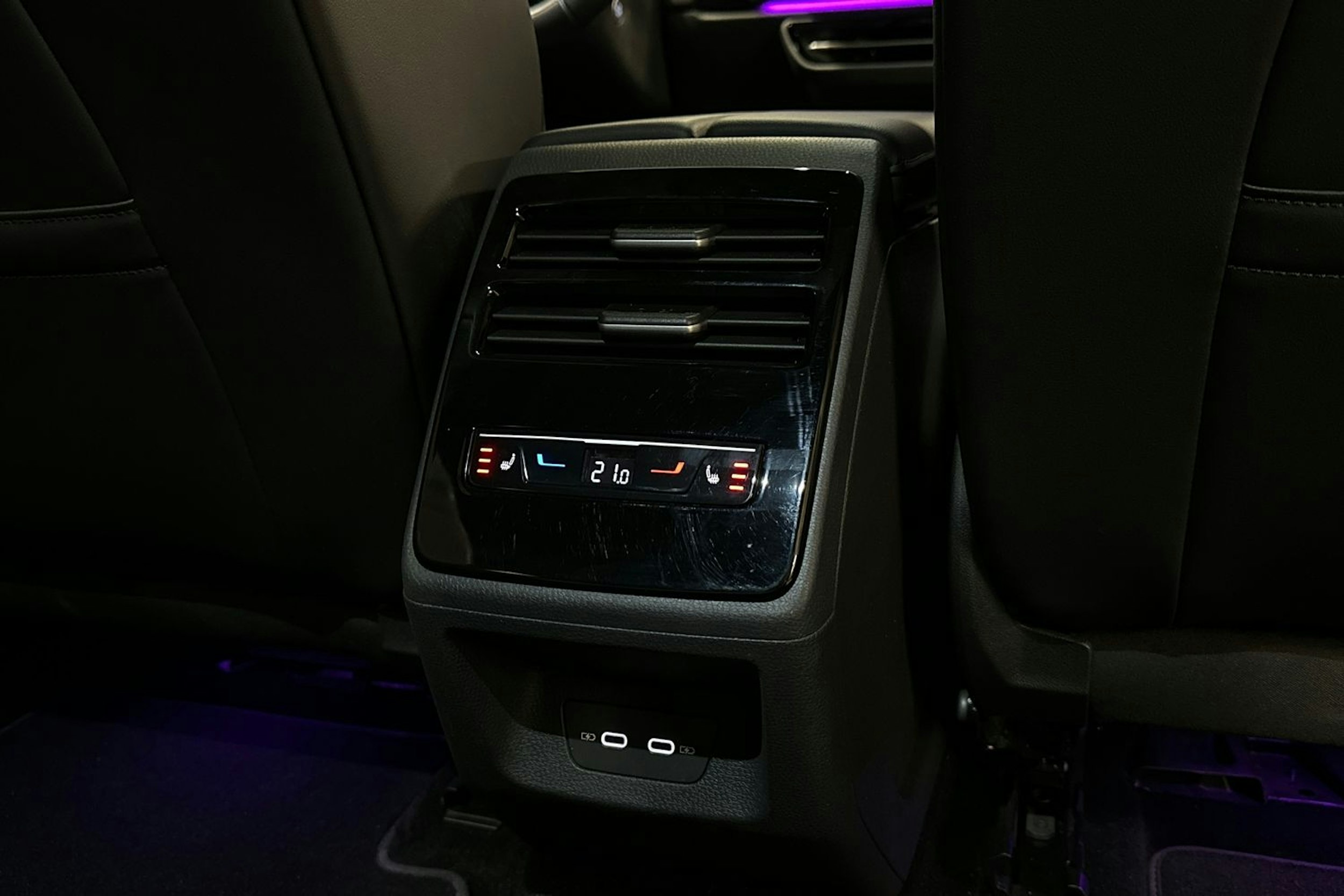 sininen Volkswagen ID.7 2024 kuva 13.