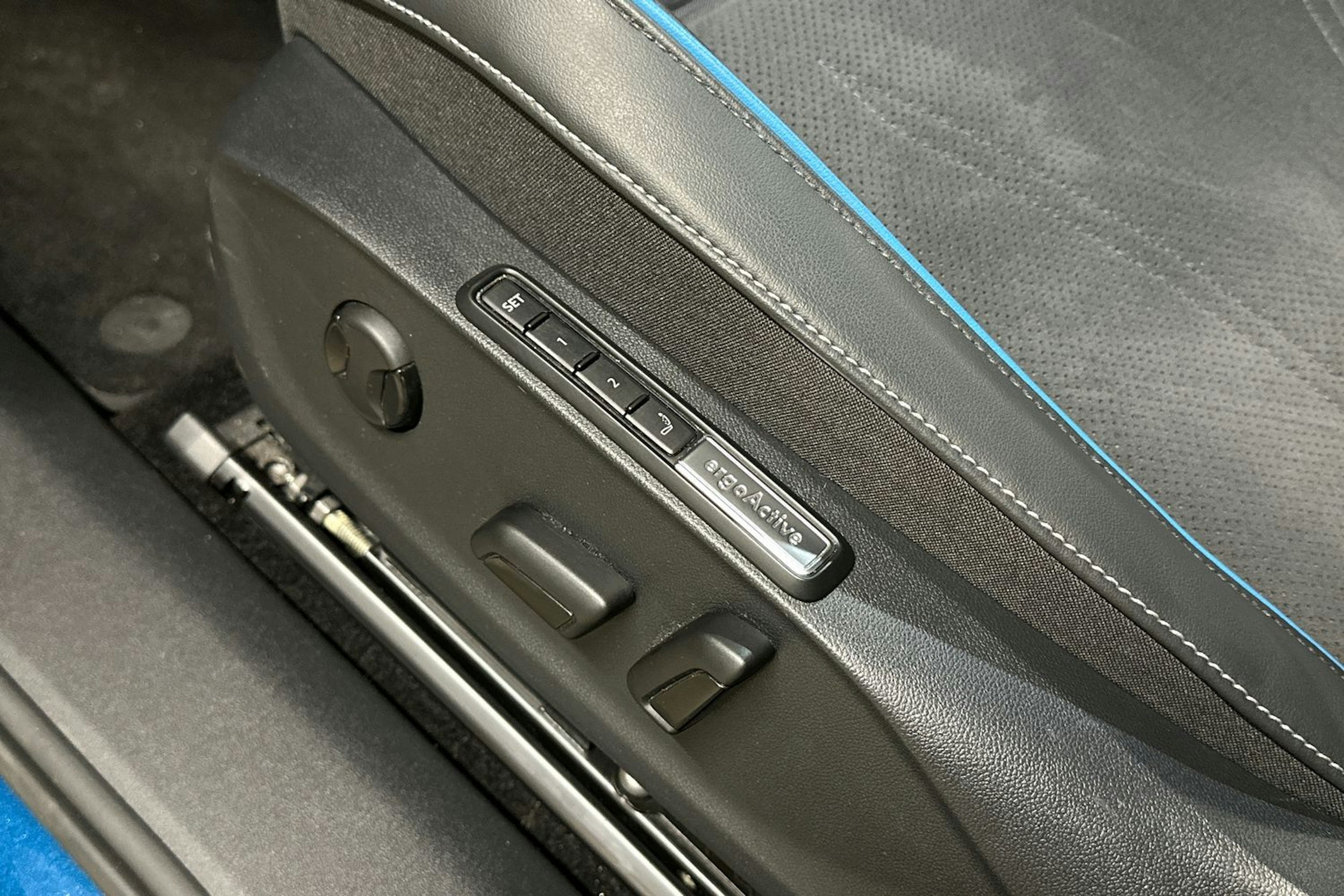 sininen Volkswagen ID.7 2024 kuva 14.