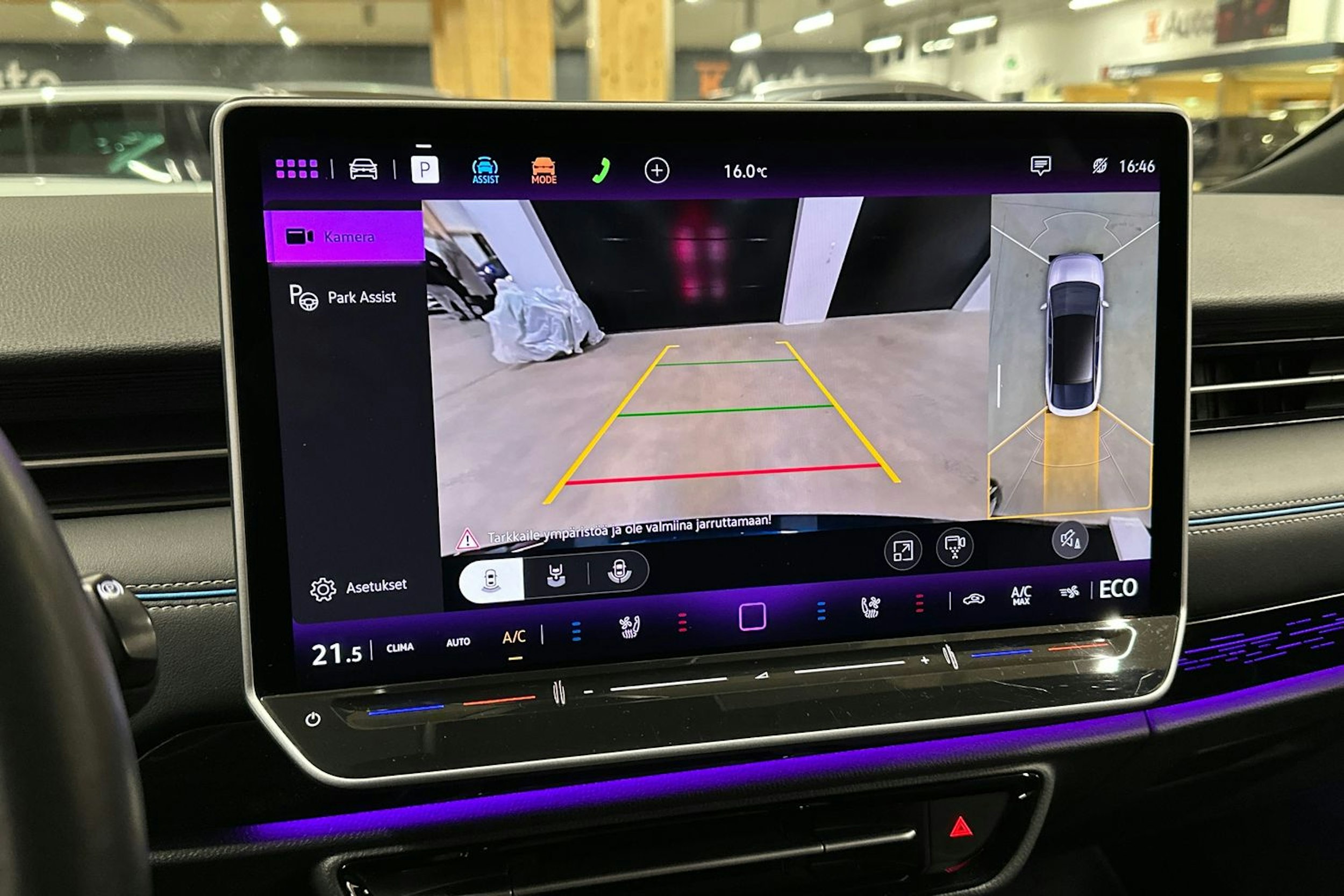 sininen Volkswagen ID.7 2024 kuva 15.