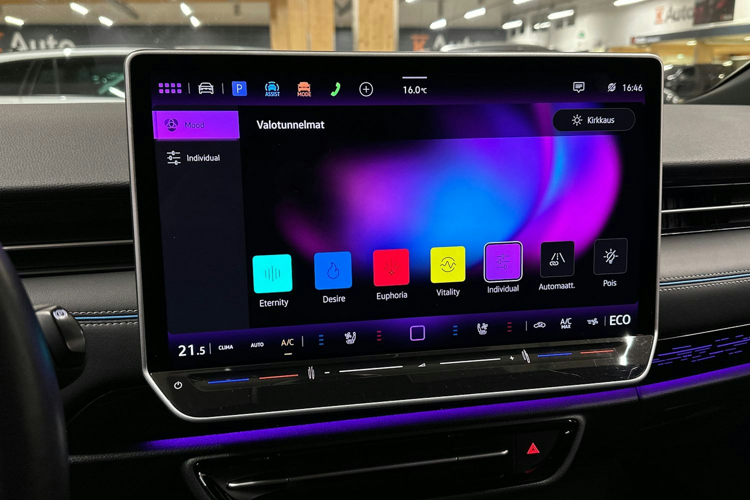 sininen Volkswagen ID.7 2024 kuva 16.