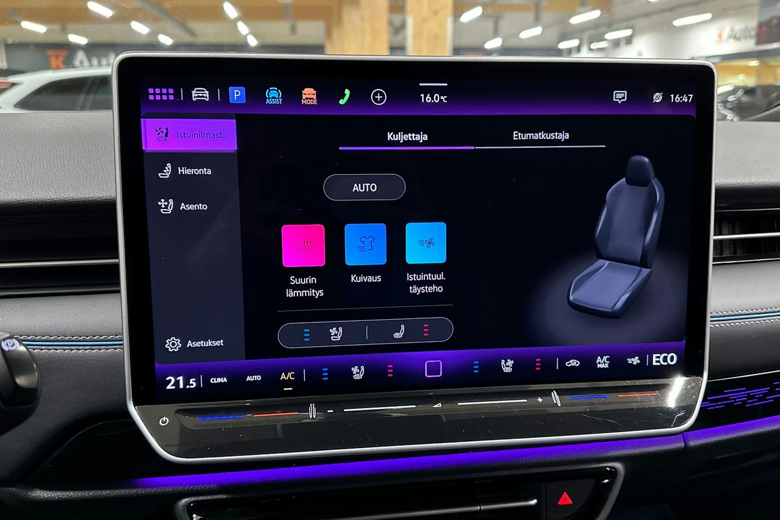 sininen Volkswagen ID.7 2024 kuva 18.