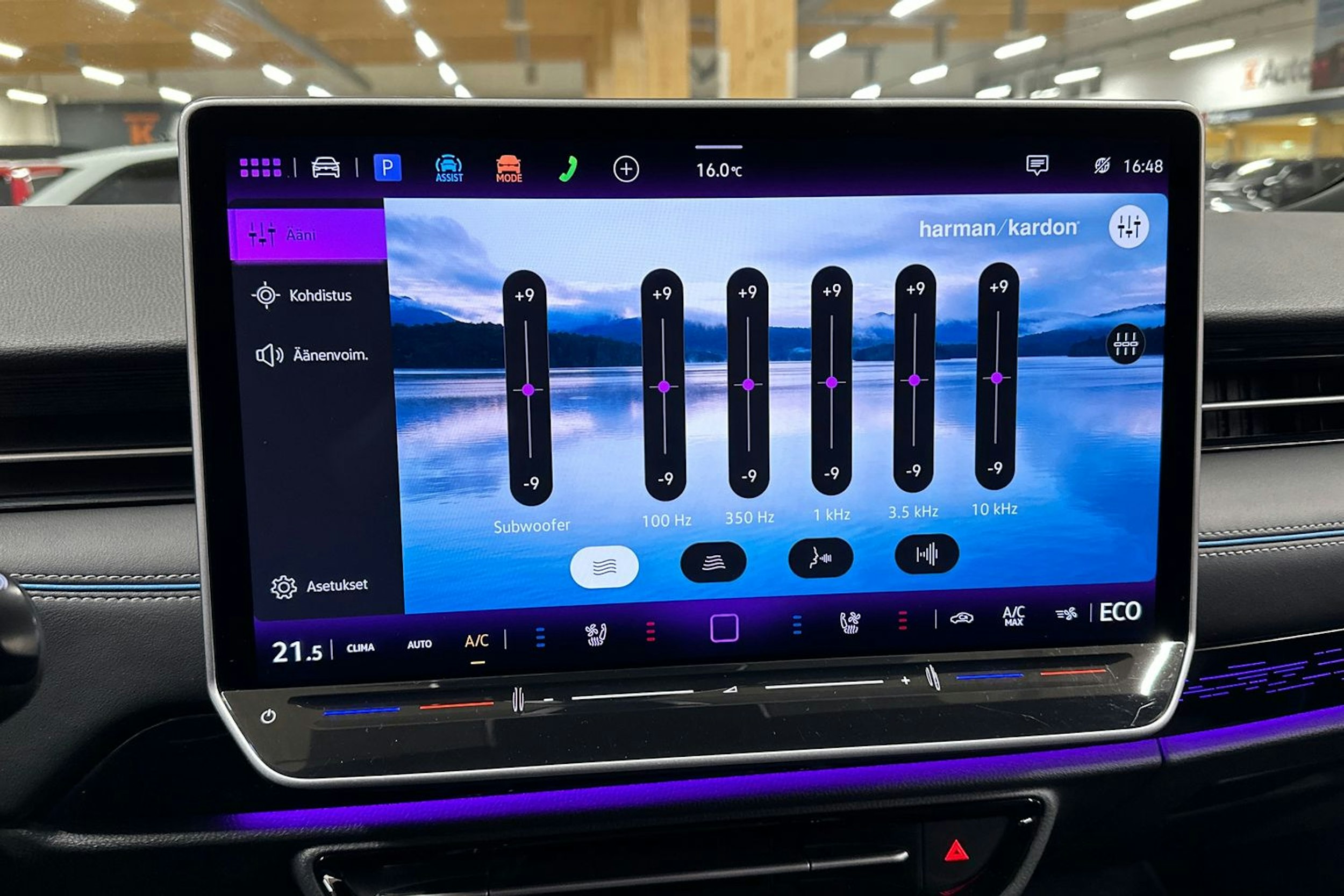 sininen Volkswagen ID.7 2024 kuva 19.