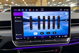 sininen Volkswagen ID.7 2024 kuva 19.