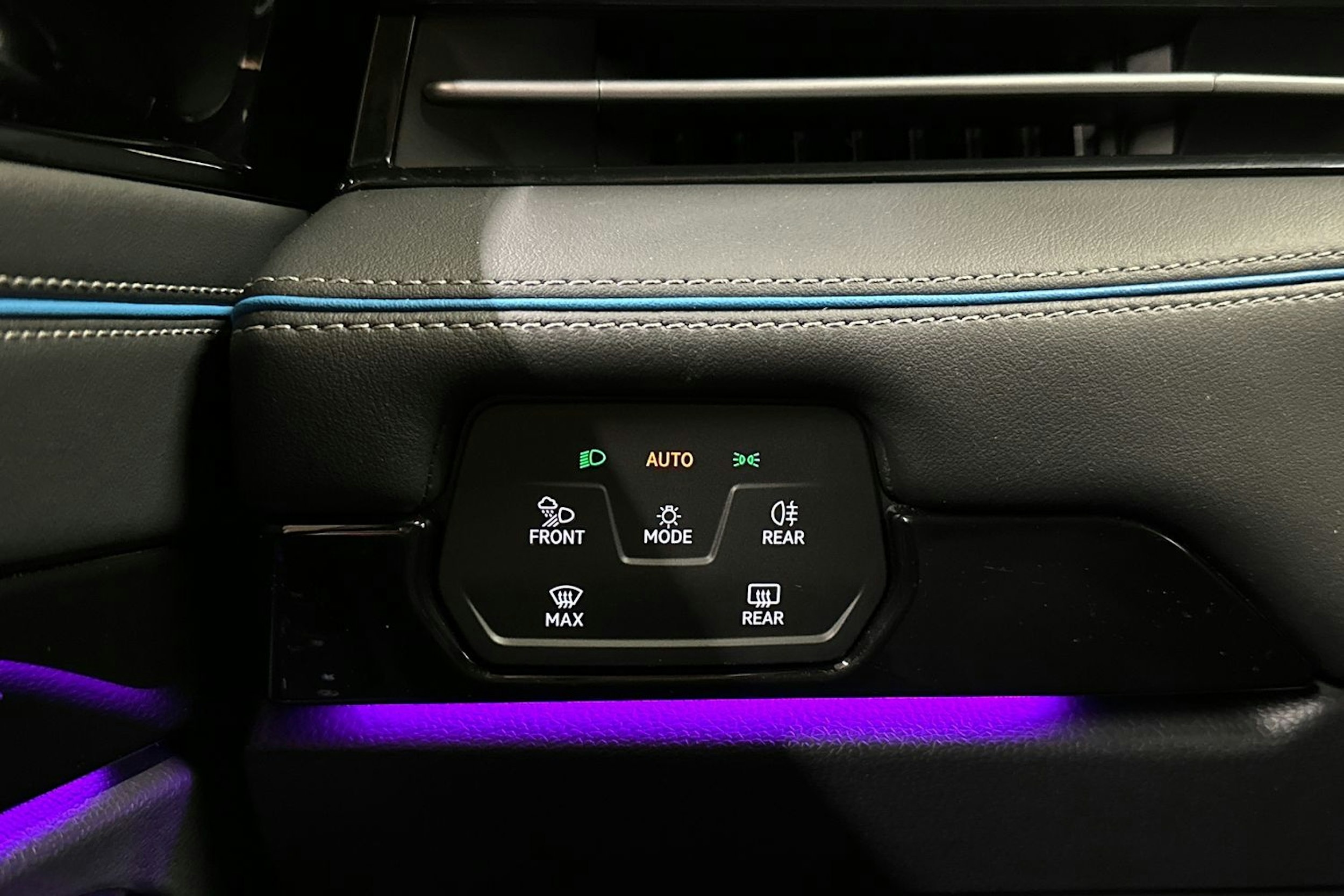 sininen Volkswagen ID.7 2024 kuva 26.