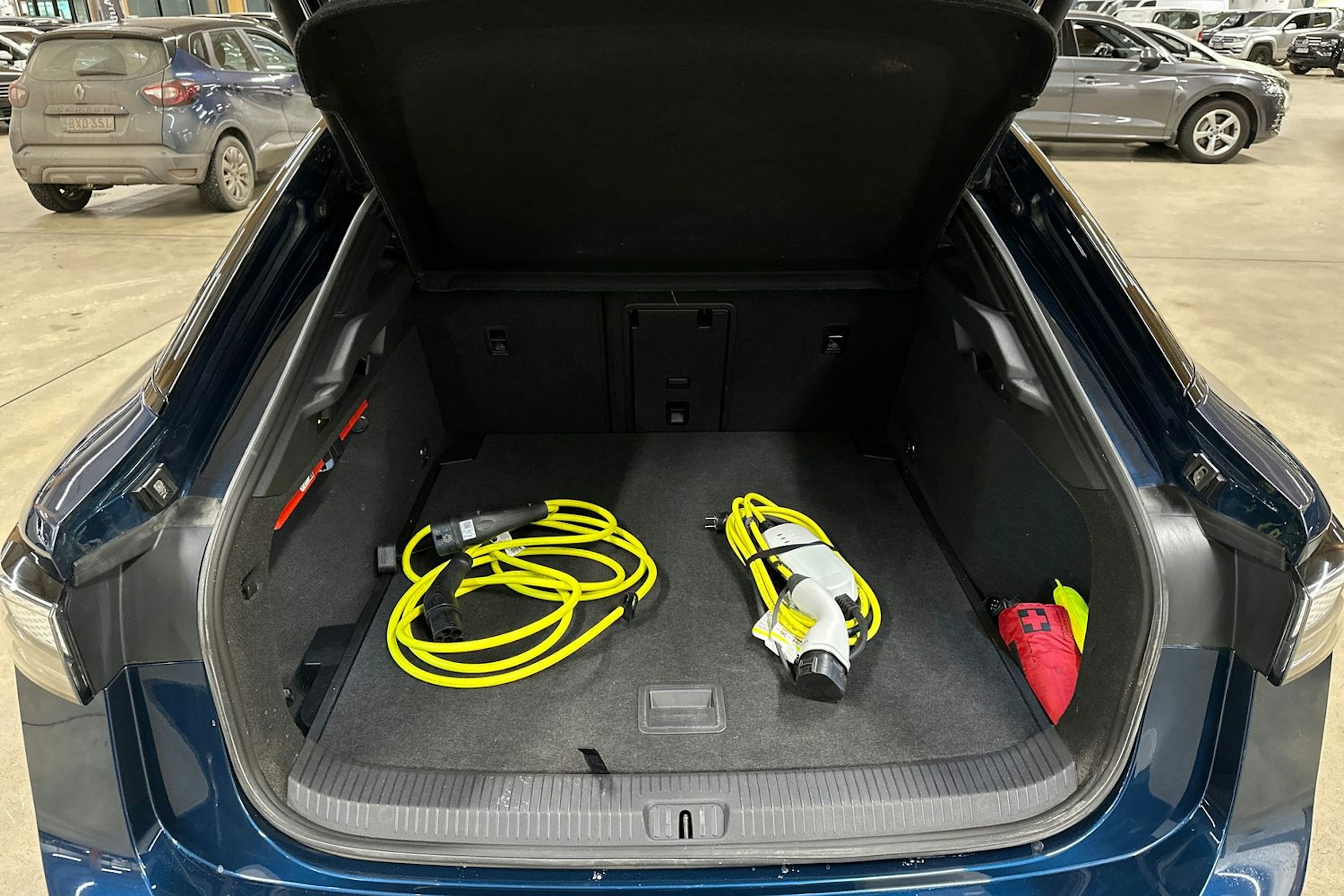 sininen Volkswagen ID.7 2024 kuva 28.