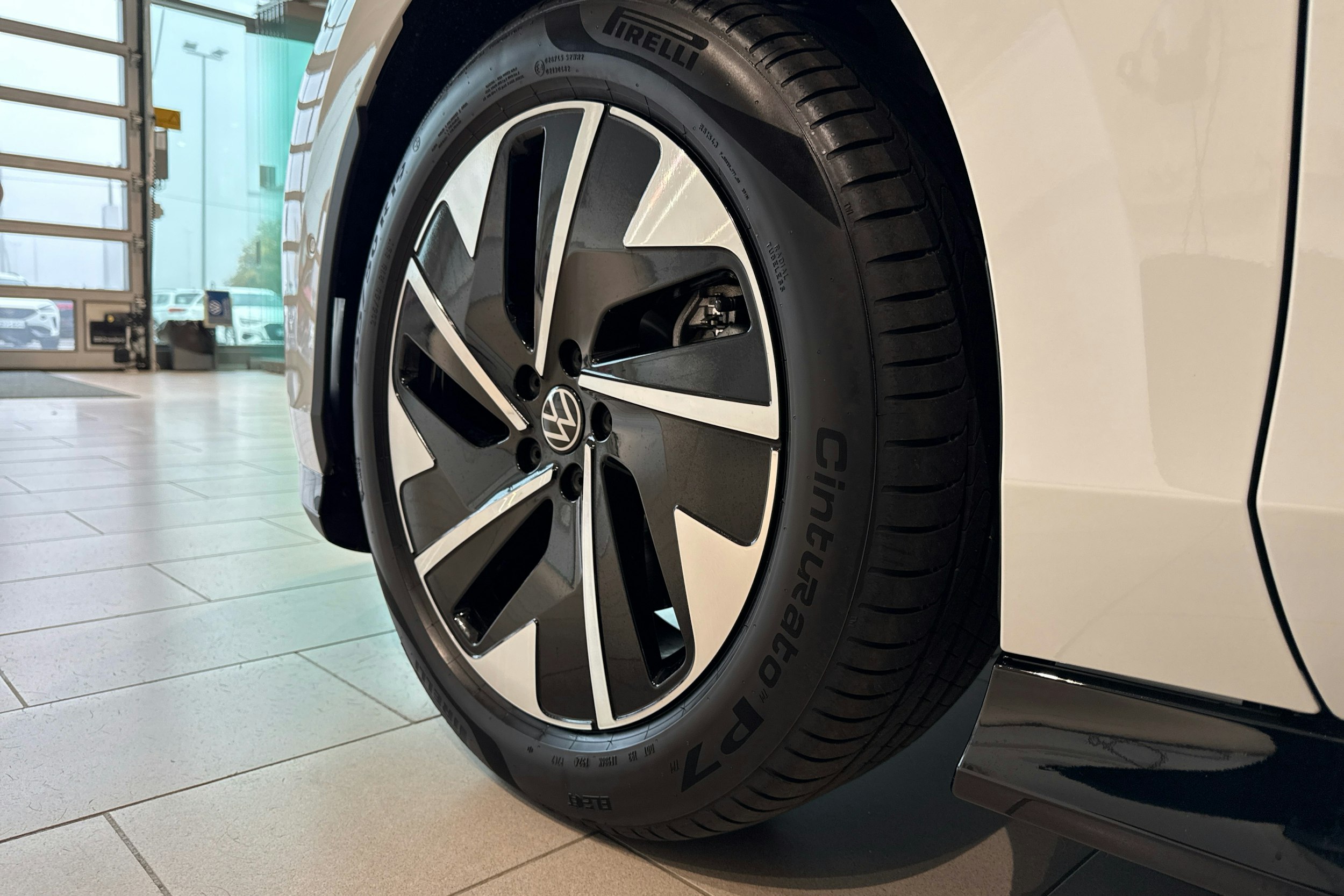 valkoinen Volkswagen ID.7 2024 kuva 10.