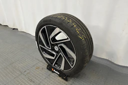 sininen Volkswagen ID.7 2024 kuva 13.