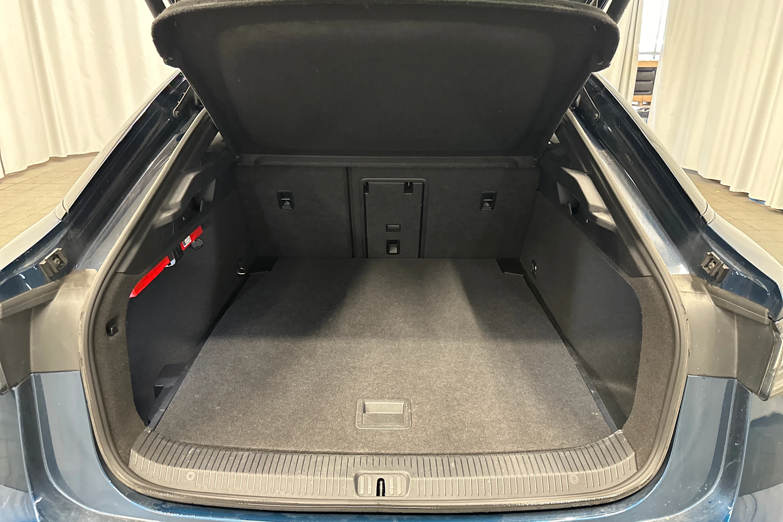 sininen Volkswagen ID.7 2024 kuva 34.