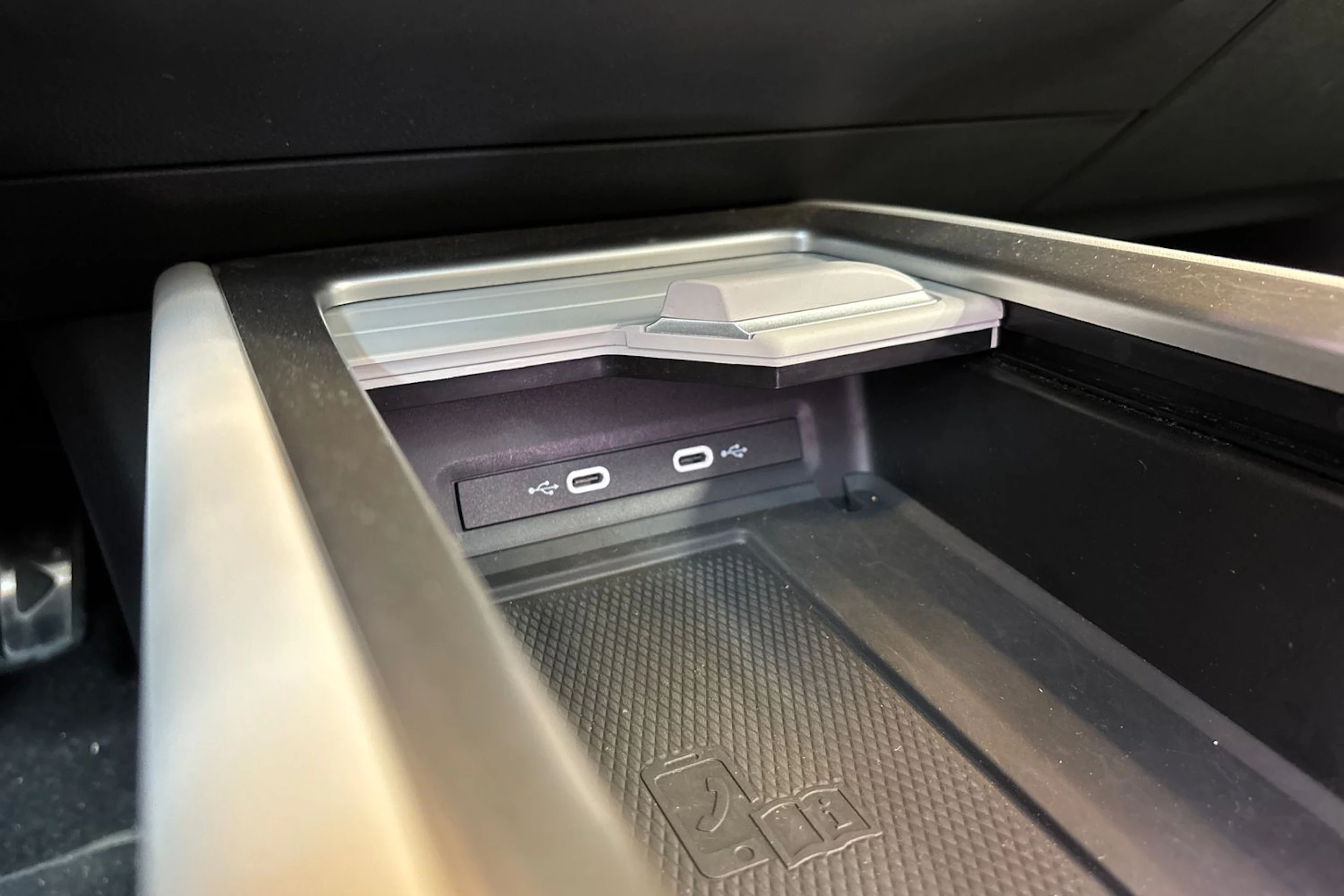 valkoinen Volkswagen ID.7 2024 kuva 26.