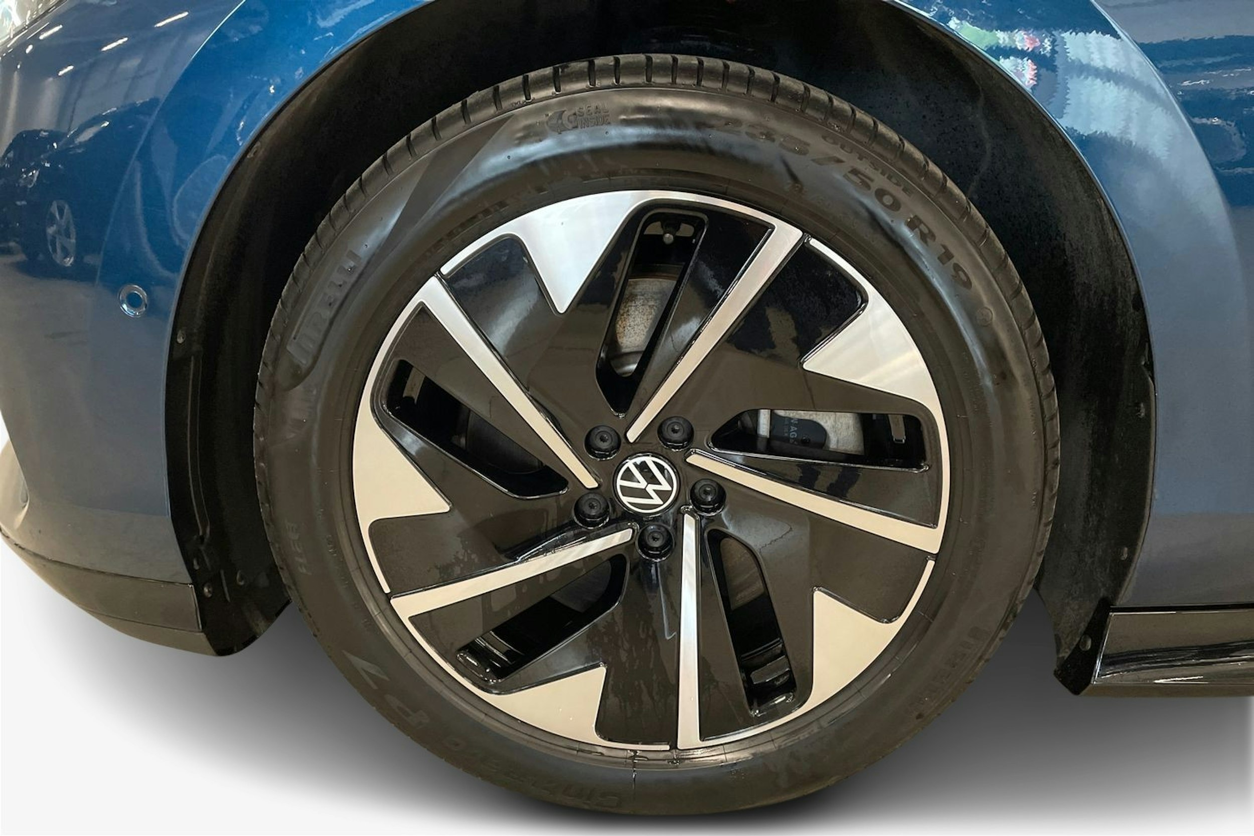 sininen Volkswagen ID.7 2024 kuva 11.