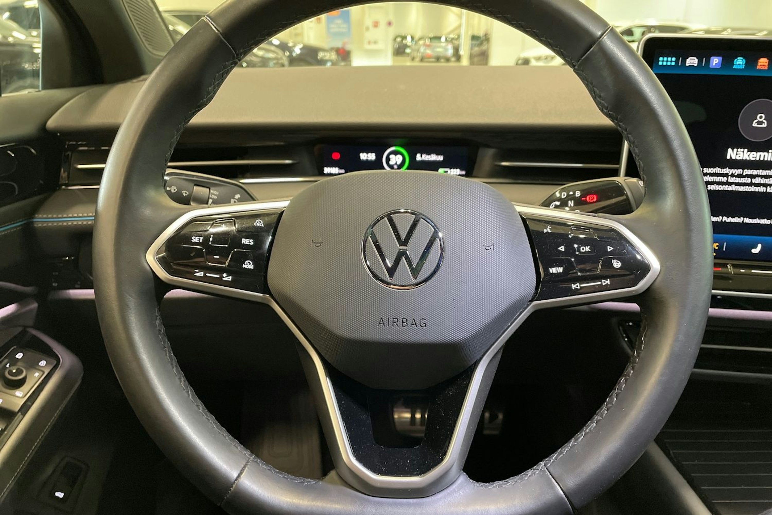 sininen Volkswagen ID.7 2024 kuva 16.