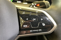 sininen Volkswagen ID.7 2024 kuva 17.