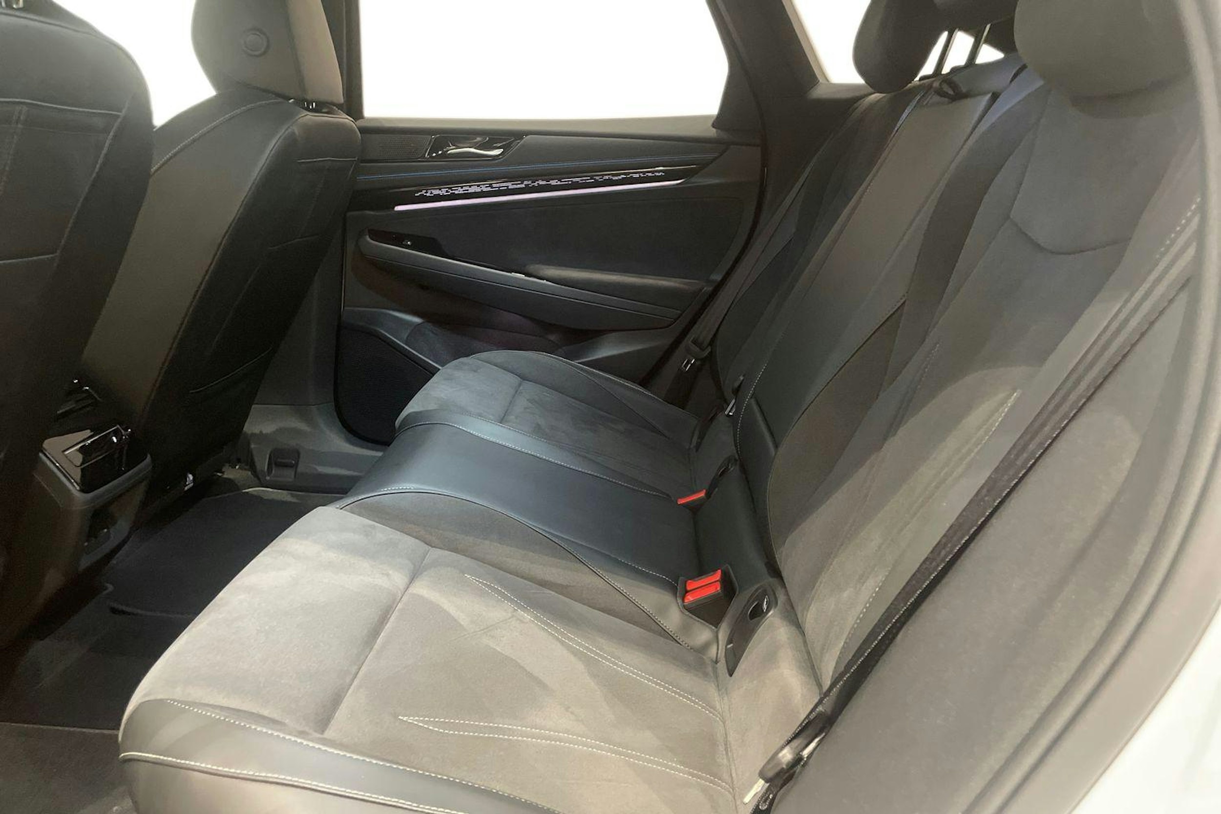 valkoinen Volkswagen ID.7 2024 kuva 8.