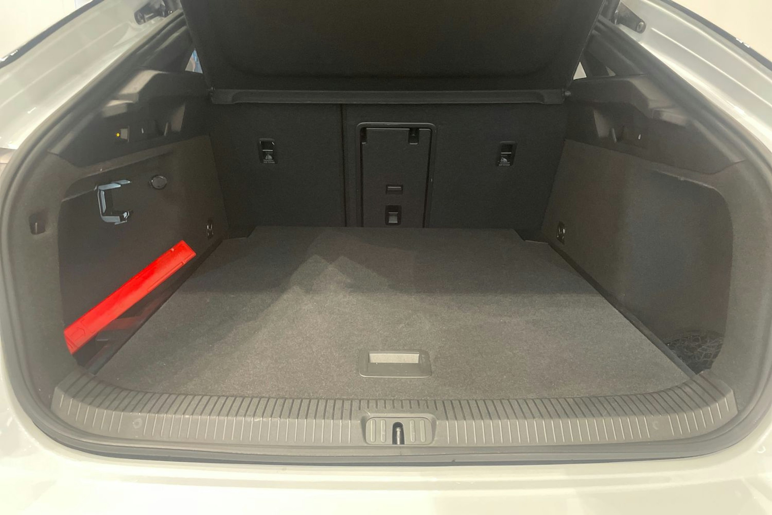 valkoinen Volkswagen ID.7 2024 kuva 11.