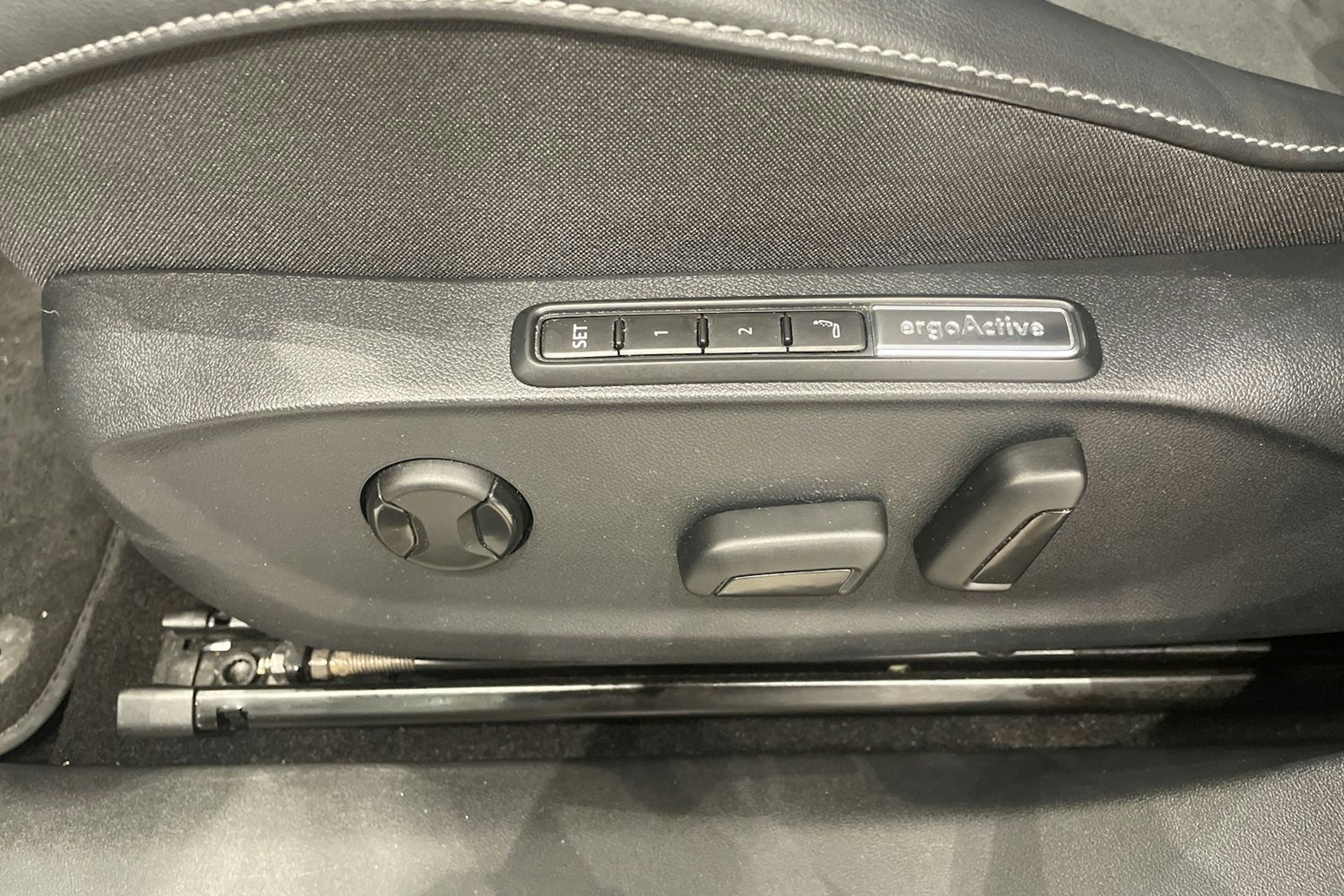 valkoinen Volkswagen ID.7 2024 kuva 14.