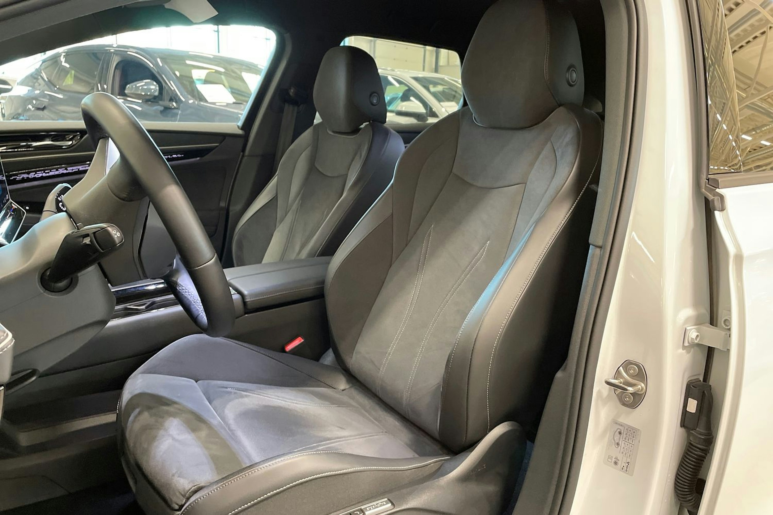 valkoinen Volkswagen ID.7 2024 kuva 14.