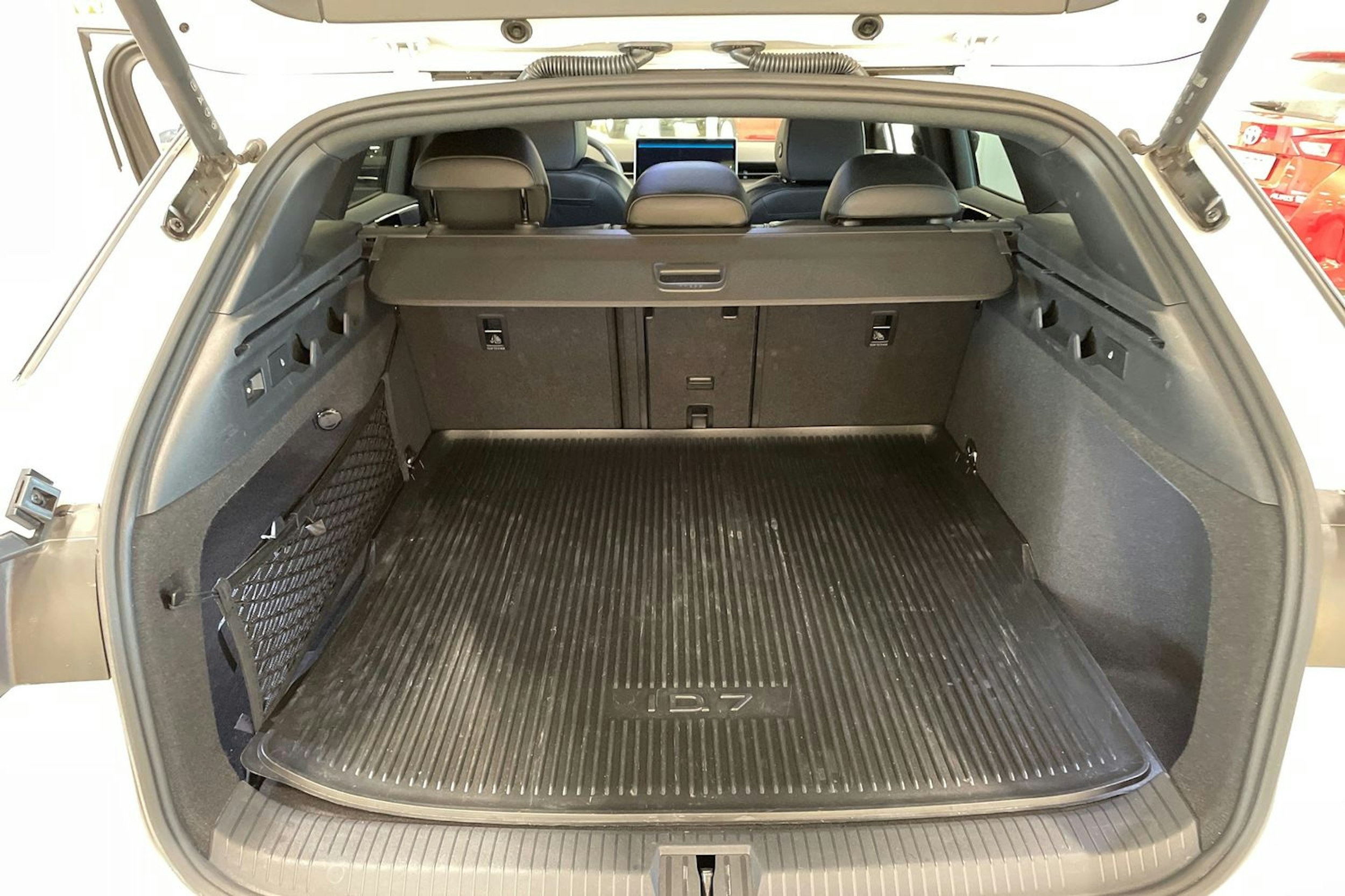 valkoinen Volkswagen ID.7 2024 kuva 45.