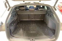 valkoinen Volkswagen ID.7 2024 kuva 45.