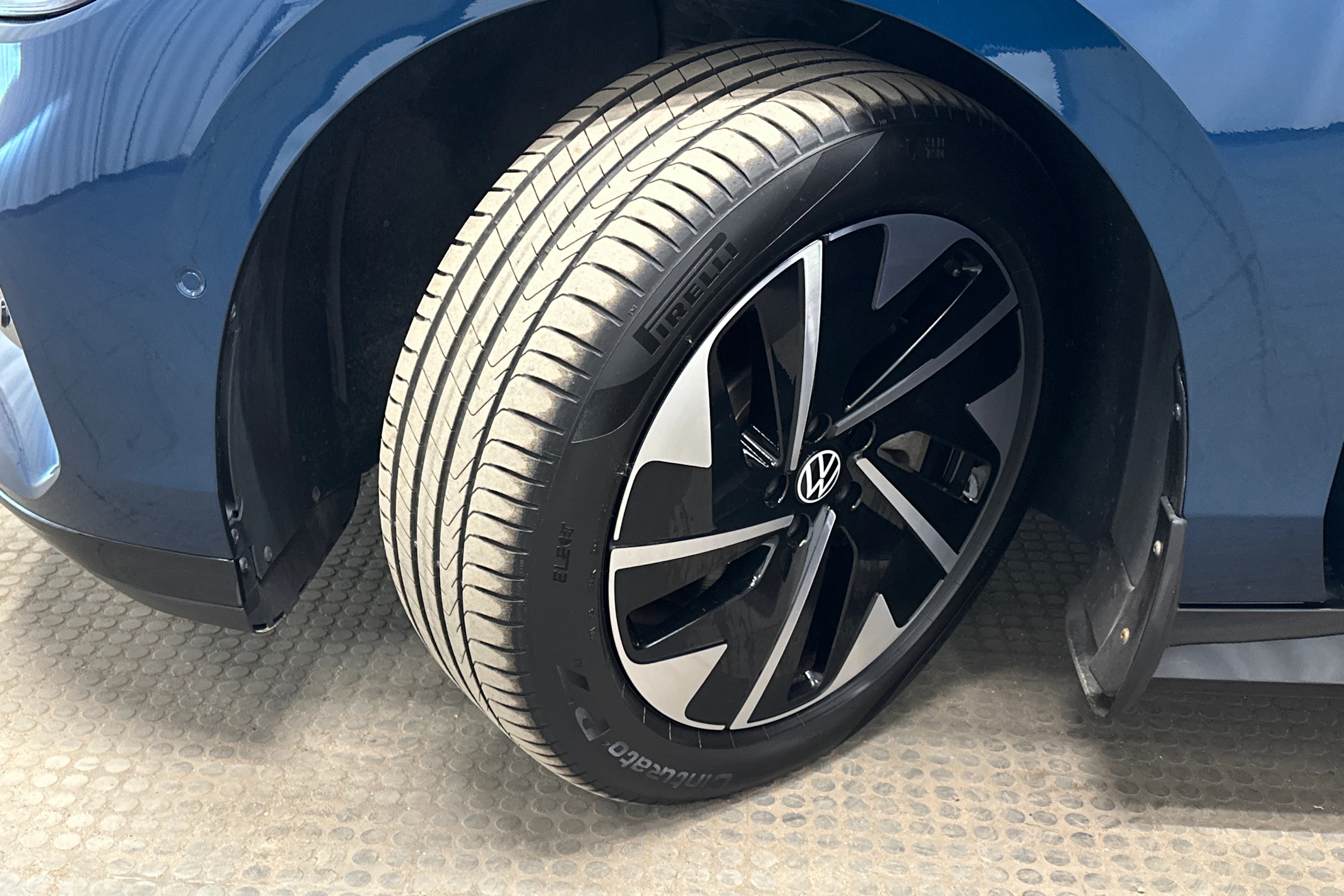sininen Volkswagen ID.7 2024 kuva 10.