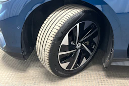 sininen Volkswagen ID.7 2024 kuva 10.
