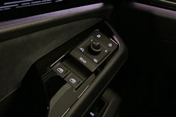 sininen Volkswagen ID.7 2024 kuva 15.