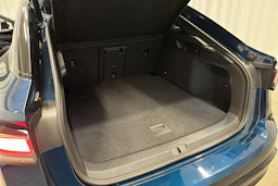 sininen Volkswagen ID.7 2024 kuva 38.