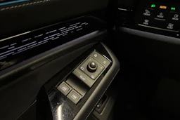 Harmaa Volkswagen ID.7 2024 kuva 19.