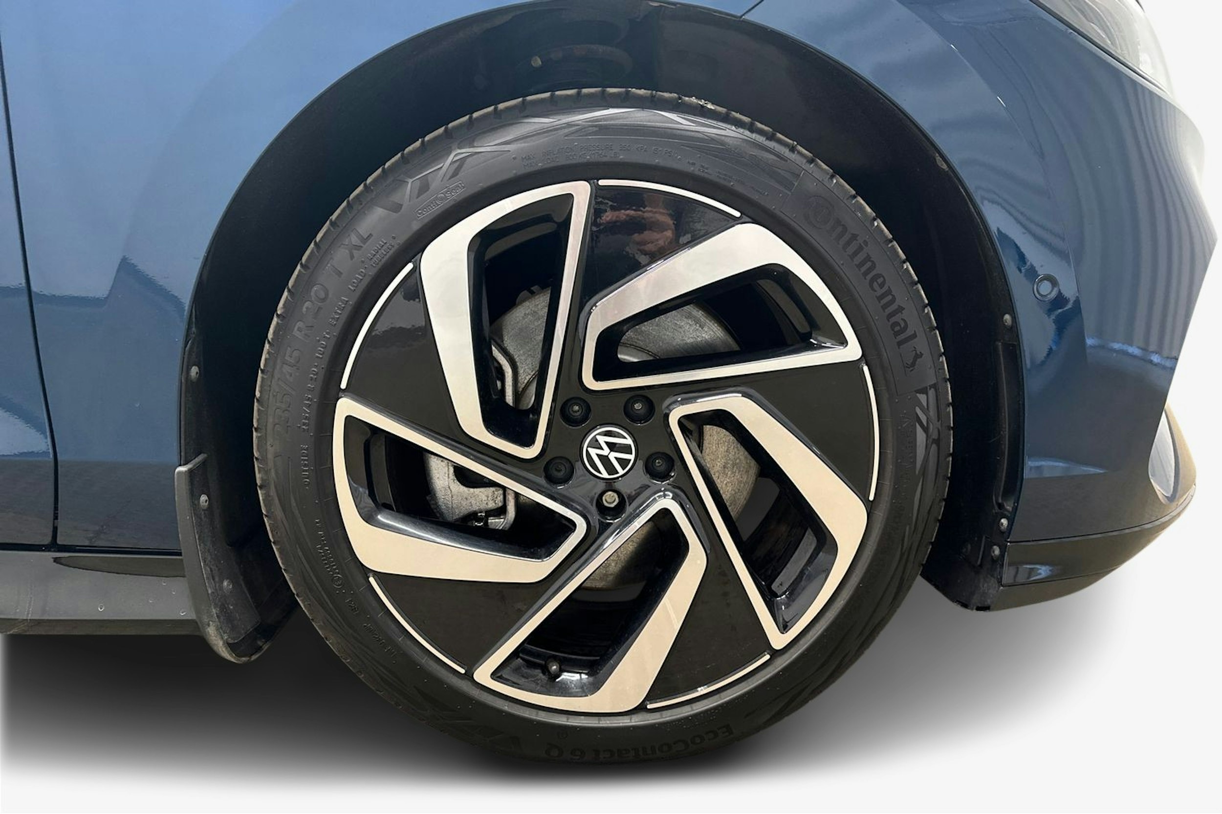 sininen Volkswagen ID.7 2024 kuva 11.