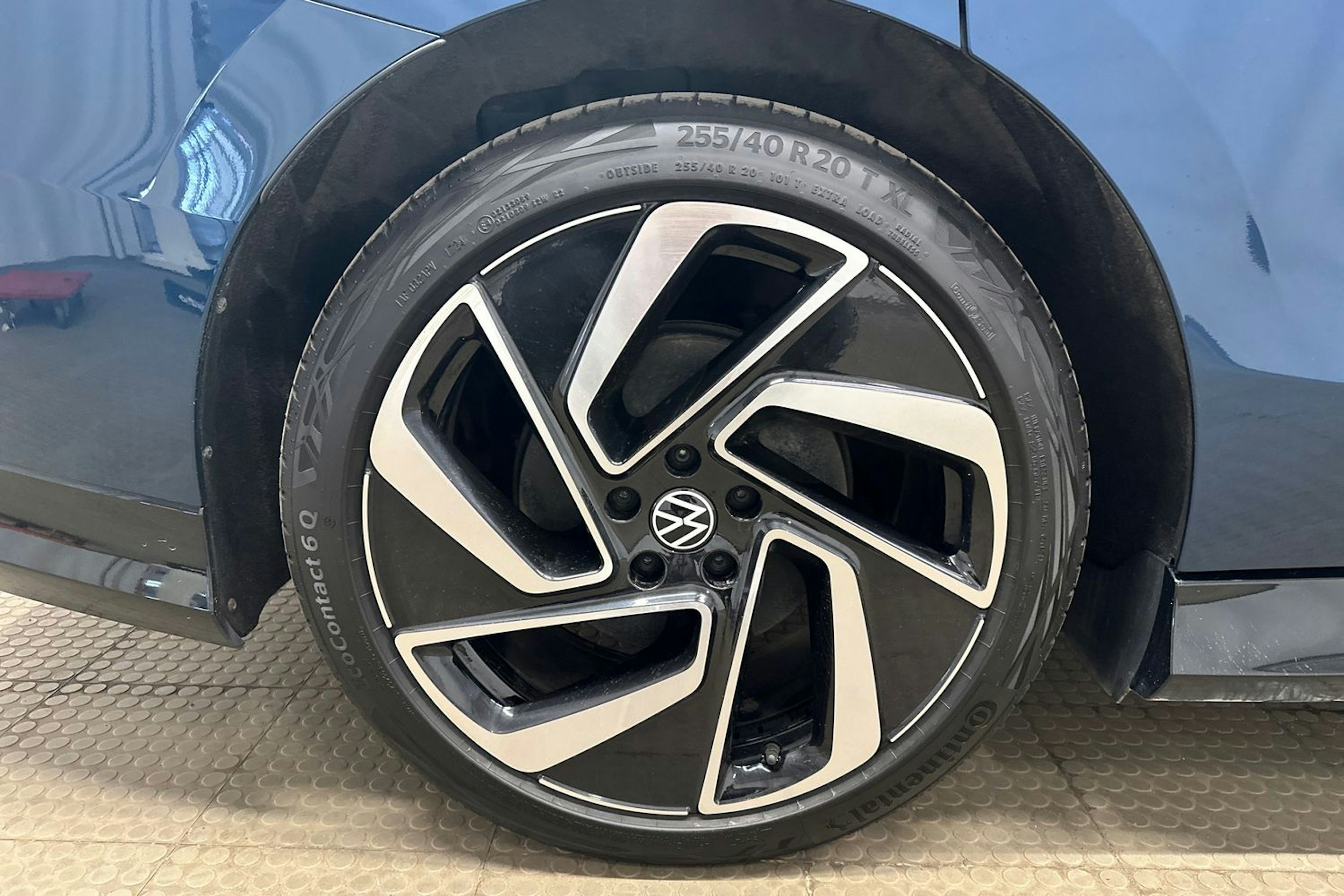 sininen Volkswagen ID.7 2024 kuva 13.