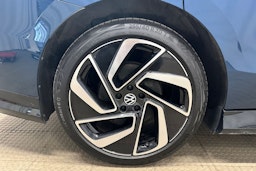 sininen Volkswagen ID.7 2024 kuva 13.