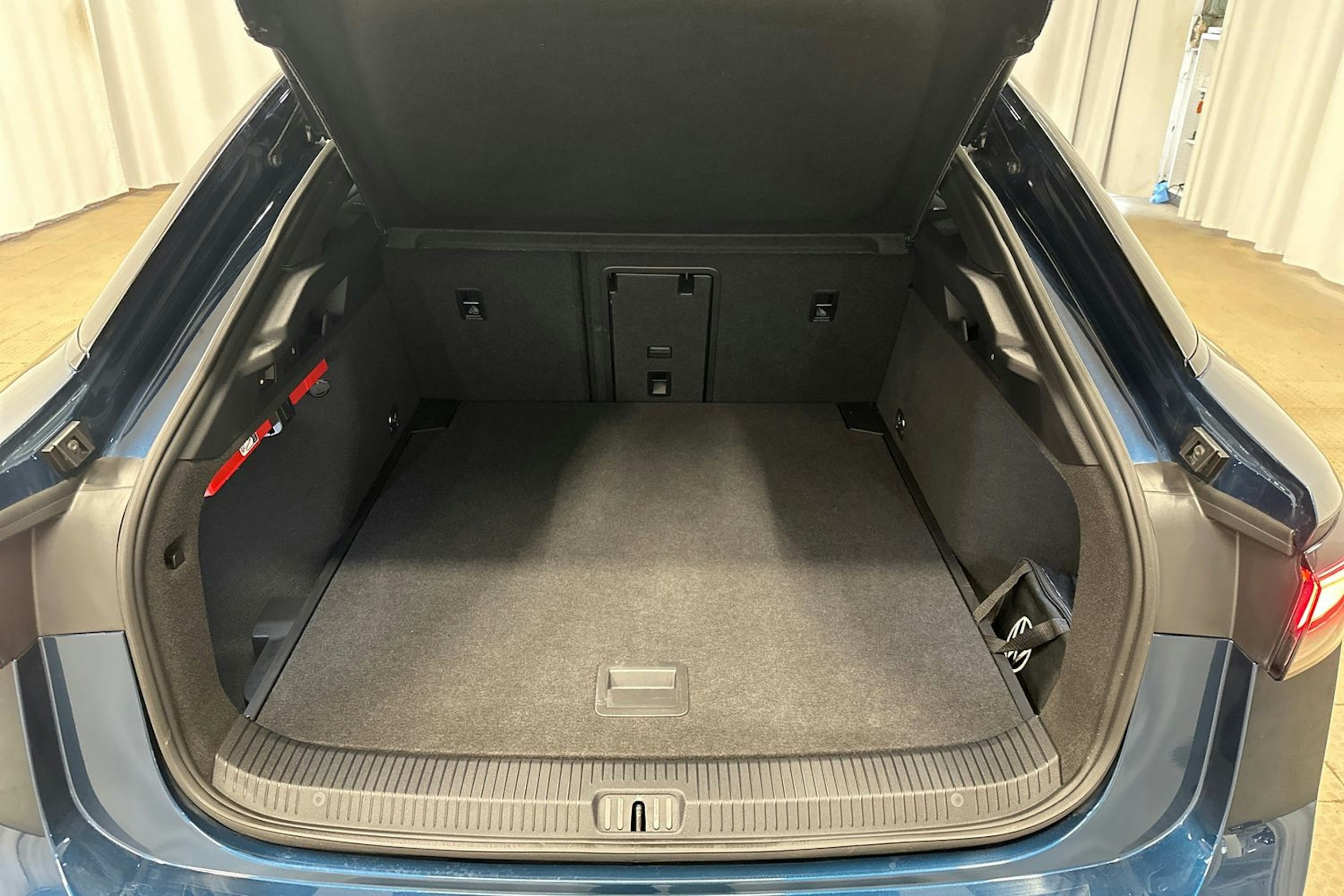 sininen Volkswagen ID.7 2024 kuva 35.