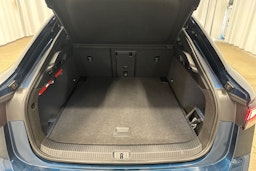 sininen Volkswagen ID.7 2024 kuva 35.
