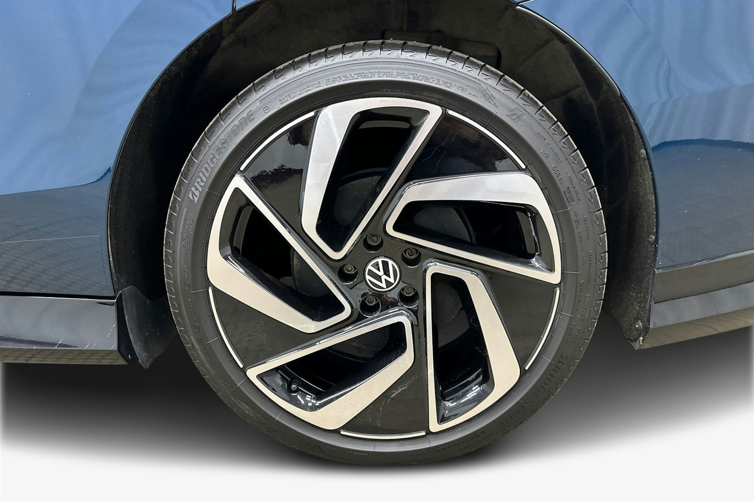 sininen Volkswagen ID.7 2024 kuva 11.