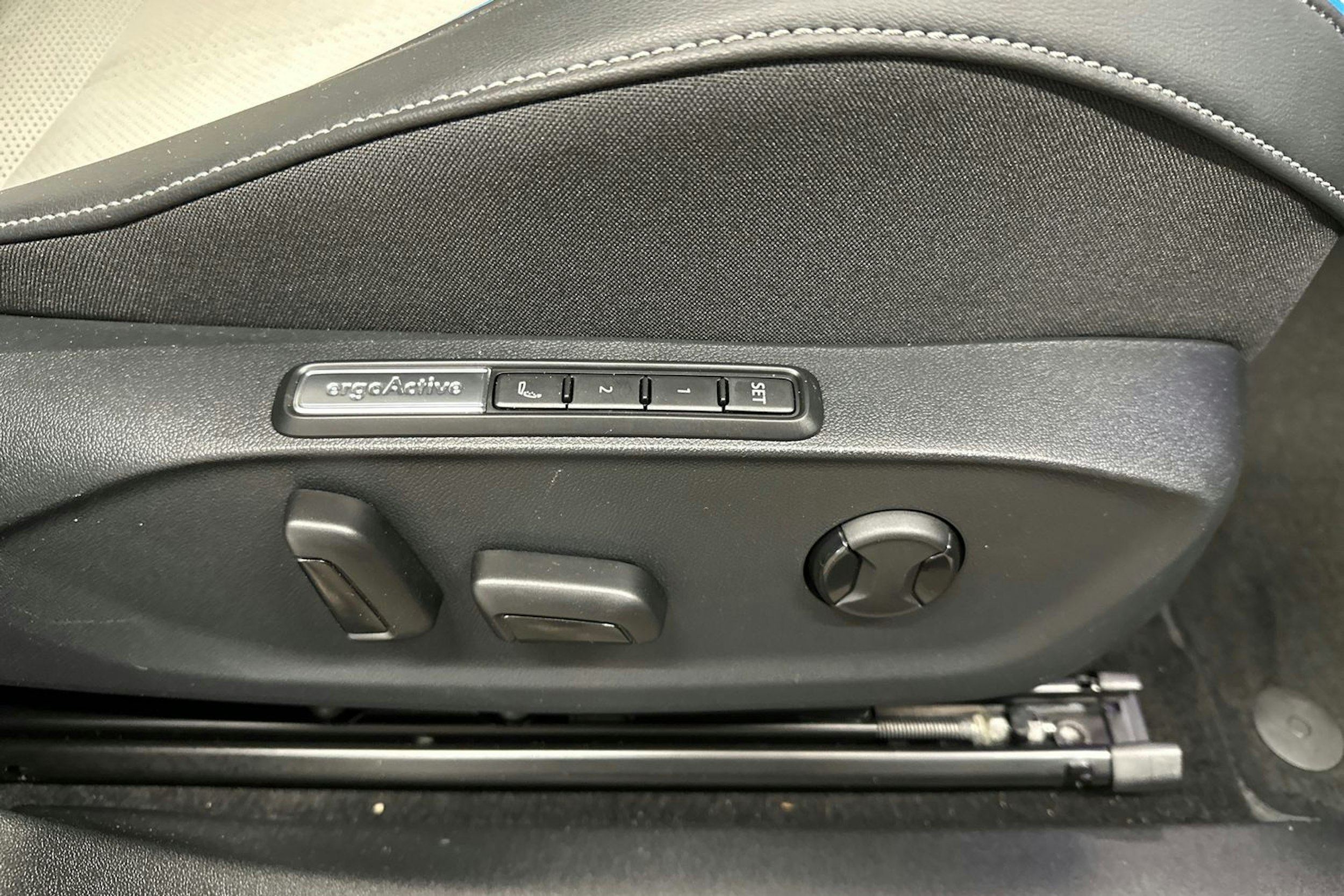 sininen Volkswagen ID.7 2024 kuva 34.