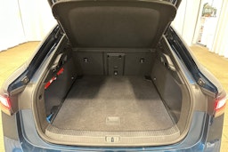 sininen Volkswagen ID.7 2024 kuva 38.