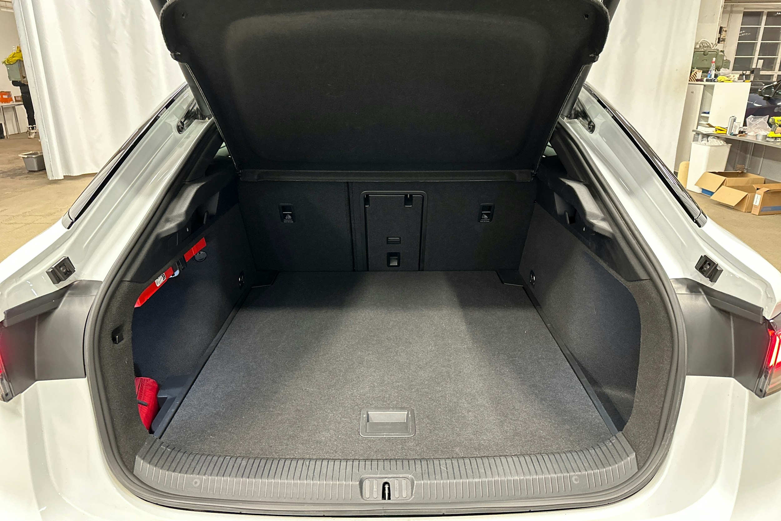 valkoinen Volkswagen ID.7 2024 kuva 30.