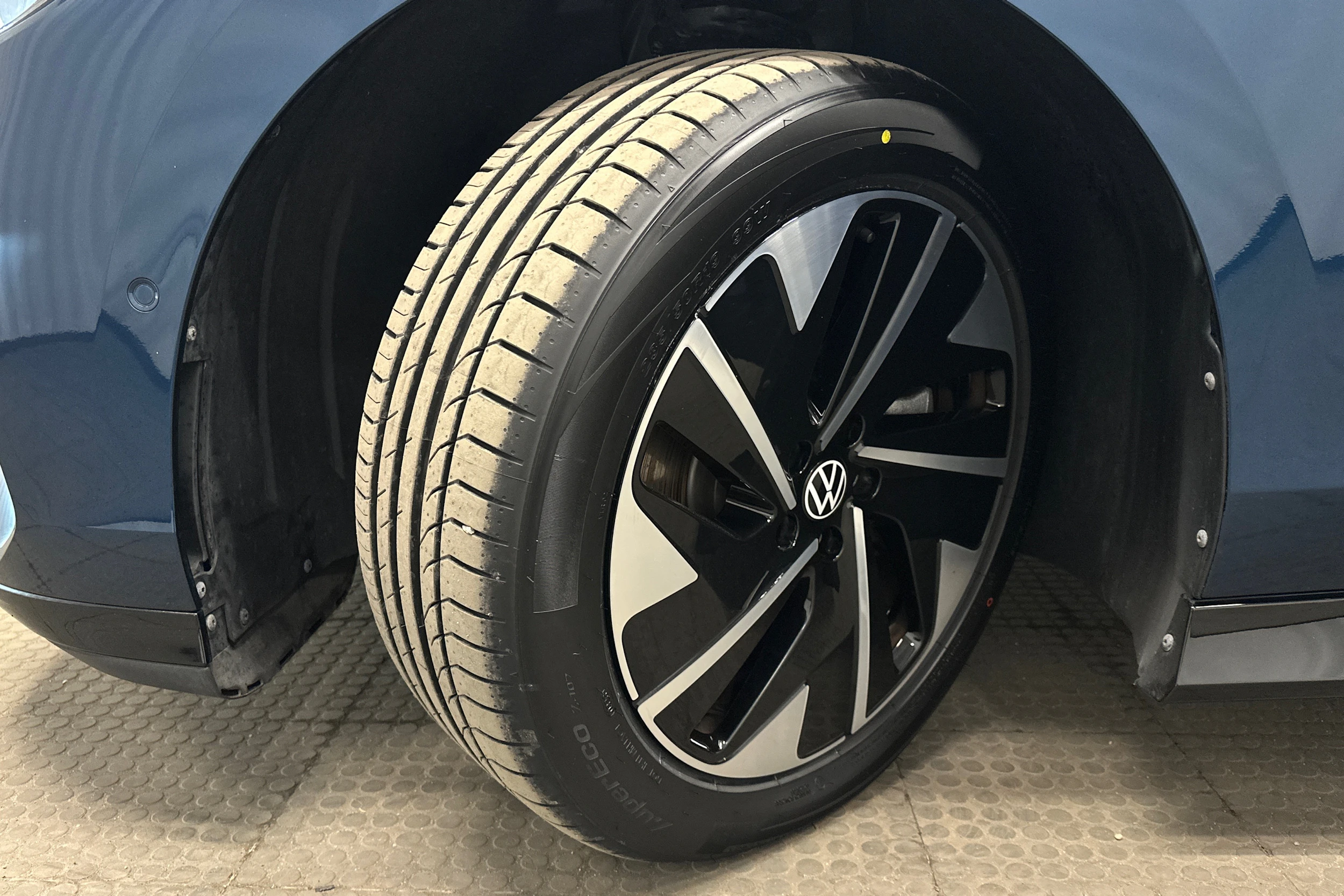 sininen Volkswagen ID.7 2024 kuva 10.