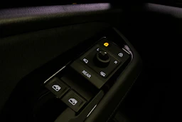 sininen Volkswagen ID.7 2024 kuva 15.